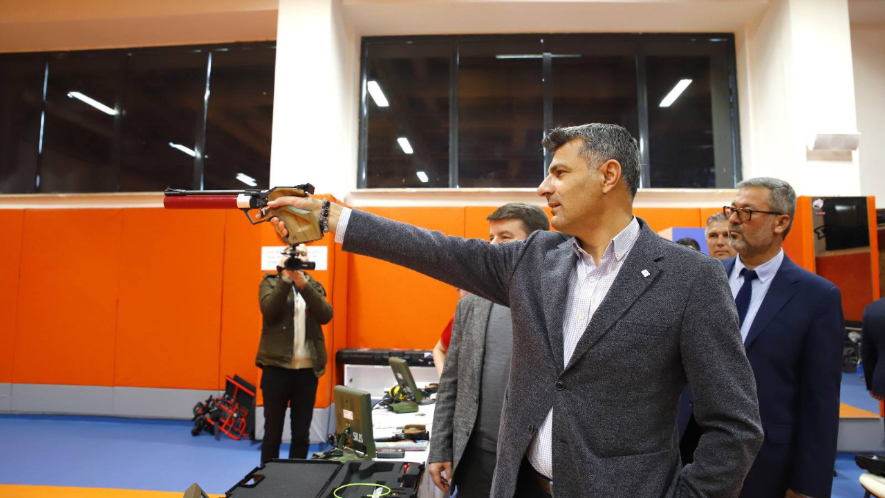 Olimpiyat fenomeni milli atıcı Yusuf Dikeç, Aksaray'da sporcularla bir araya geldi