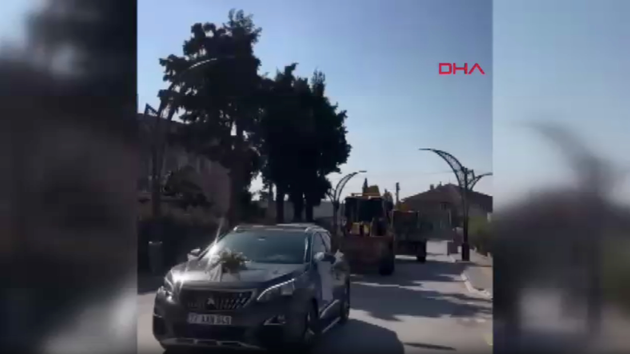 Yalova’da unutulmaz düğün: Kepçe operatörünün konvoyunda iş makineleri ve traktörler