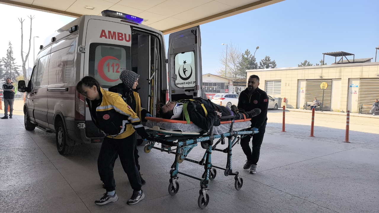 Cam takarken bastığı alçıpanın kırılan işçi 5. kattan düşerek ağır yaralandı