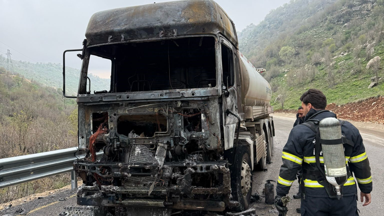 Şırnak’ta korku dolu anlar! Akaryakıt tankeri seyir halinde alevler içinde kaldı