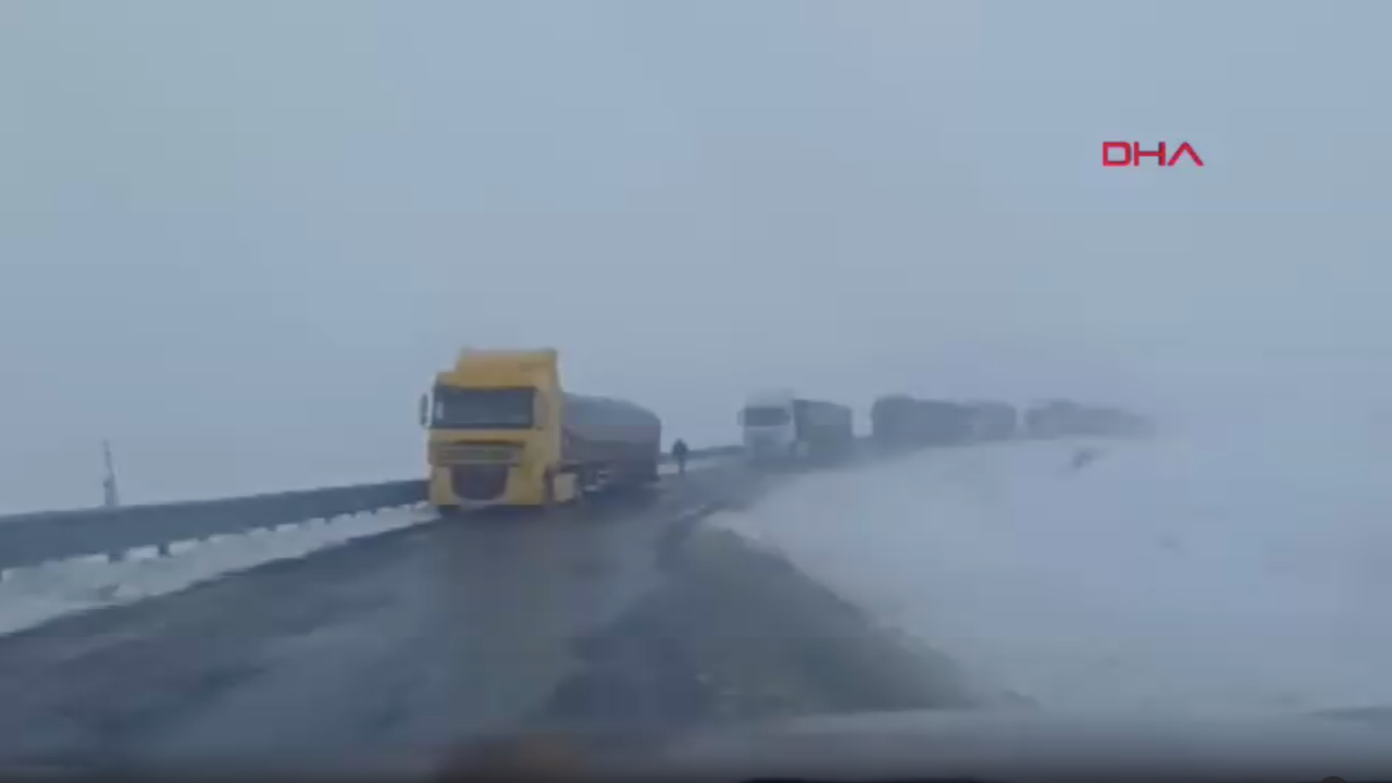 Ardahan’da kar engeli: Ilgar Dağı Geçidi’nde TIR’lar mahsur kaldı
