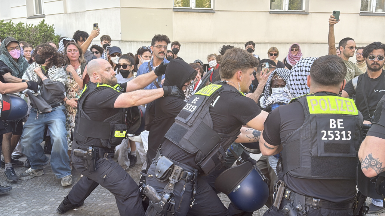 Berlin'de Humboldt Üniversitesi öğrencilerinin Filistin'e destek gösterisine polis müdahalesi