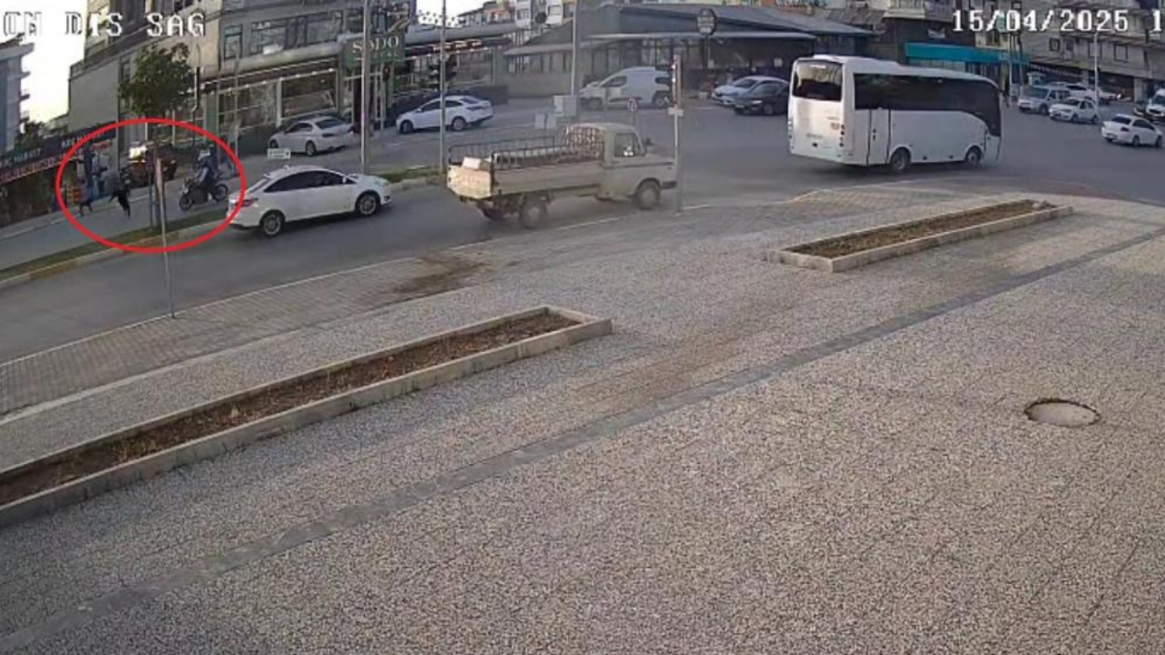Serik’te korku dolu anlar: Sahipsiz köpekten kaçan çocuğa motosiklet çarptı