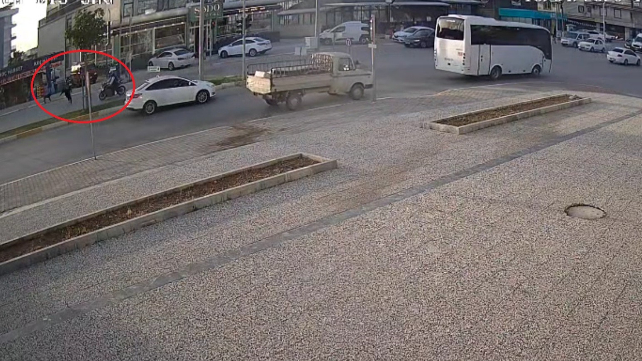 Sahipsiz köpekten korkarak yola fırlayan 10 yaşındaki çocuğa motosiklet çarptı