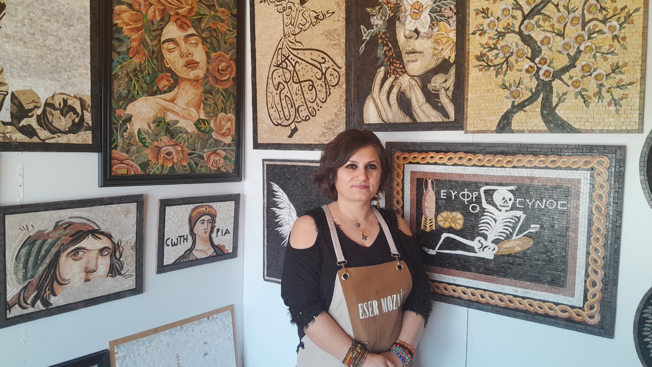 Hataylı mozaik ustası Eser Mansuroğlu konteyner atölyesinde depremi tablolarına nakşediyor