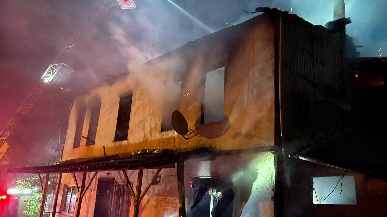 Sakarya’da mucize kurtarış: 82 yaşındaki yatalak kadın alevlerin arasından son anda kurtarıldı