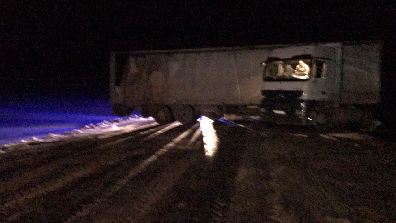 Ardahan Ilgar Dağı’nda buzlanma krizi! Kaygan yolda tır yolu kapattı