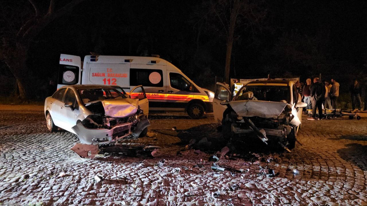 Edirne'de feci kaza! 2 otomobil çarpıştı, ortalık savaş alanına döndü