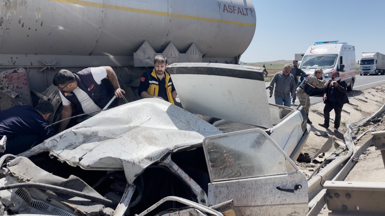 Kara yolunda korkutan kaza! Tır ile otomobil çarpıştı: 4 kişi yaralandı