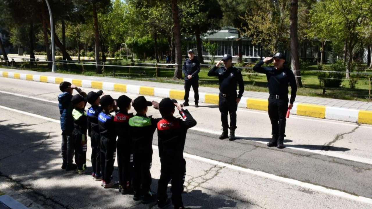 Diyarbakır’da çocuklardan polise anlamlı ziyaret: Ali Gaffar Okkan PMYO’da unutulmaz gezi