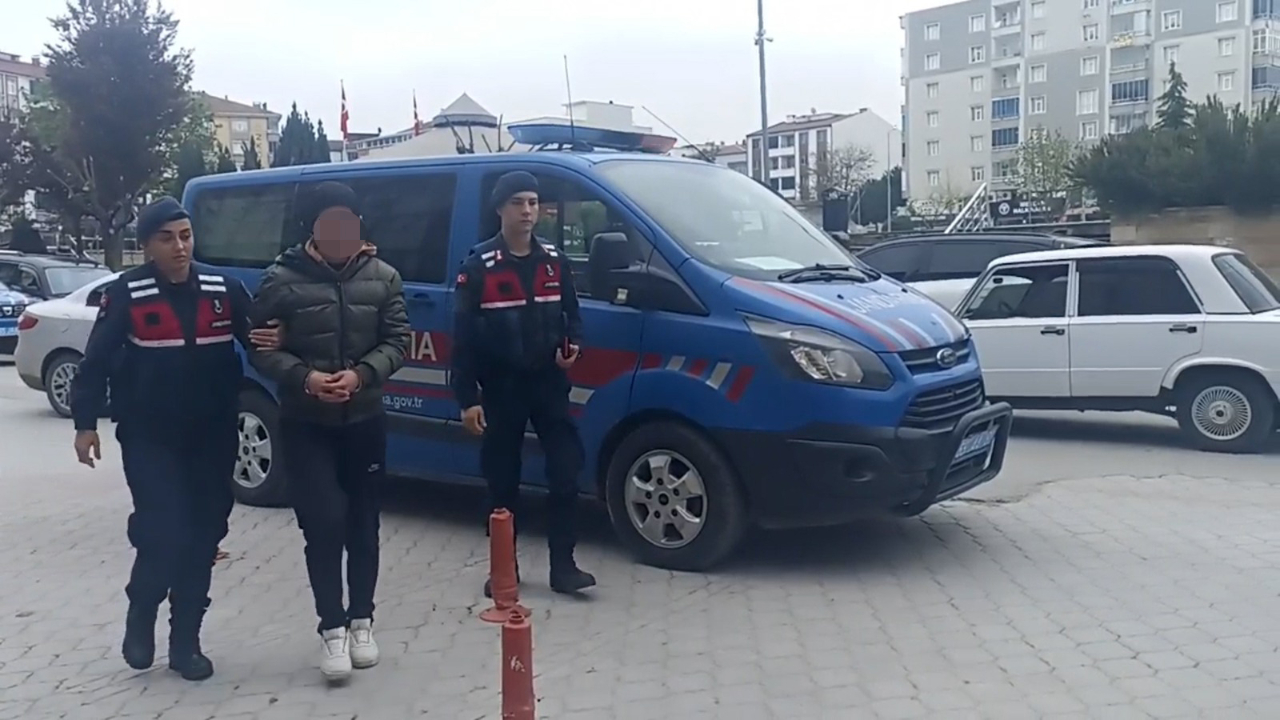 90 yaşındaki annesini dövüp bileziklerini çalan hayırsız evlat kız arkadaşıyla birlikte yakalandı