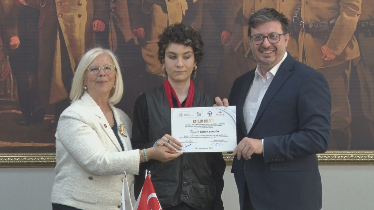 Teknolojiyle yeni bir başlangıç! Görme engelli kursiyerler yapay zeka sertifikasını aldı