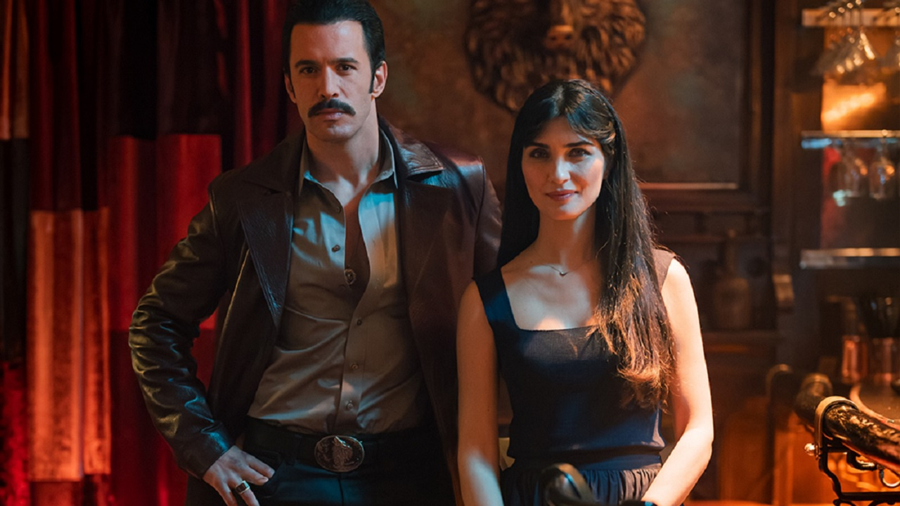 Barış Arduç ve Tuba Büyüküstün'ün yeni filmi "Dehşet Bey" sete çıktı! İlk kareler geldi...