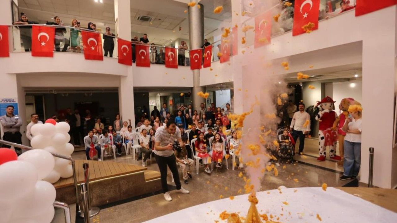 Kepez Belediyesi’nden Türkiye’de bir ilk: Çocuklar anne-babalarının iş yerinde bayram coşkusu yaşadı