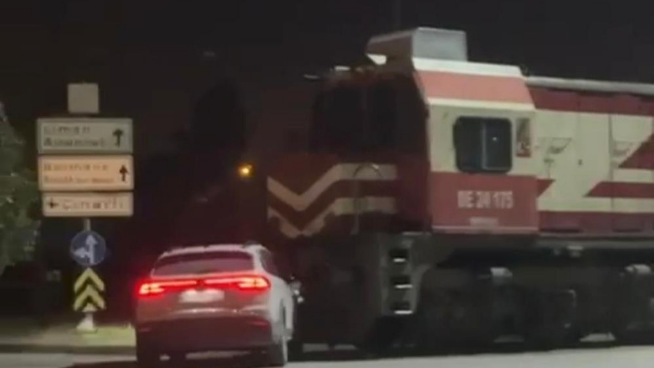 İzmir Konak’ta hemzemin geçitte tren faciasından dönüldü: Kaza anı kamerada