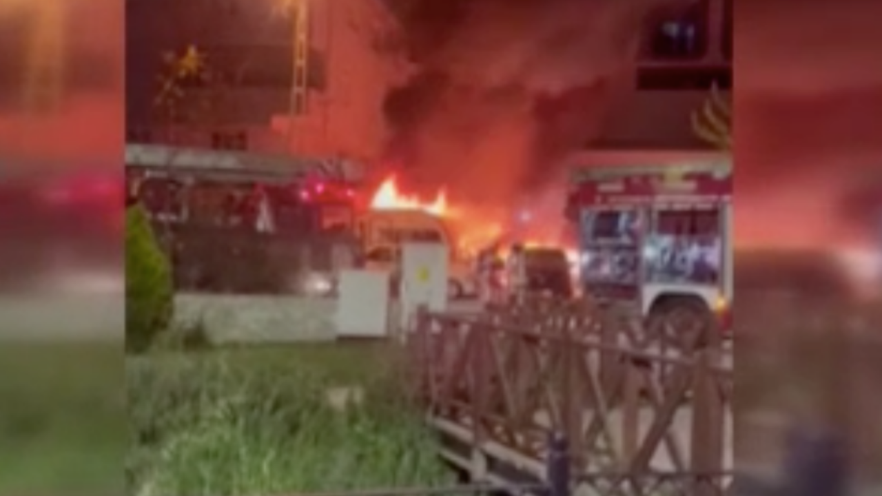 Tuzla’da kundaklama şüphesi! 5 araç ve bir karavan alev alev yandı