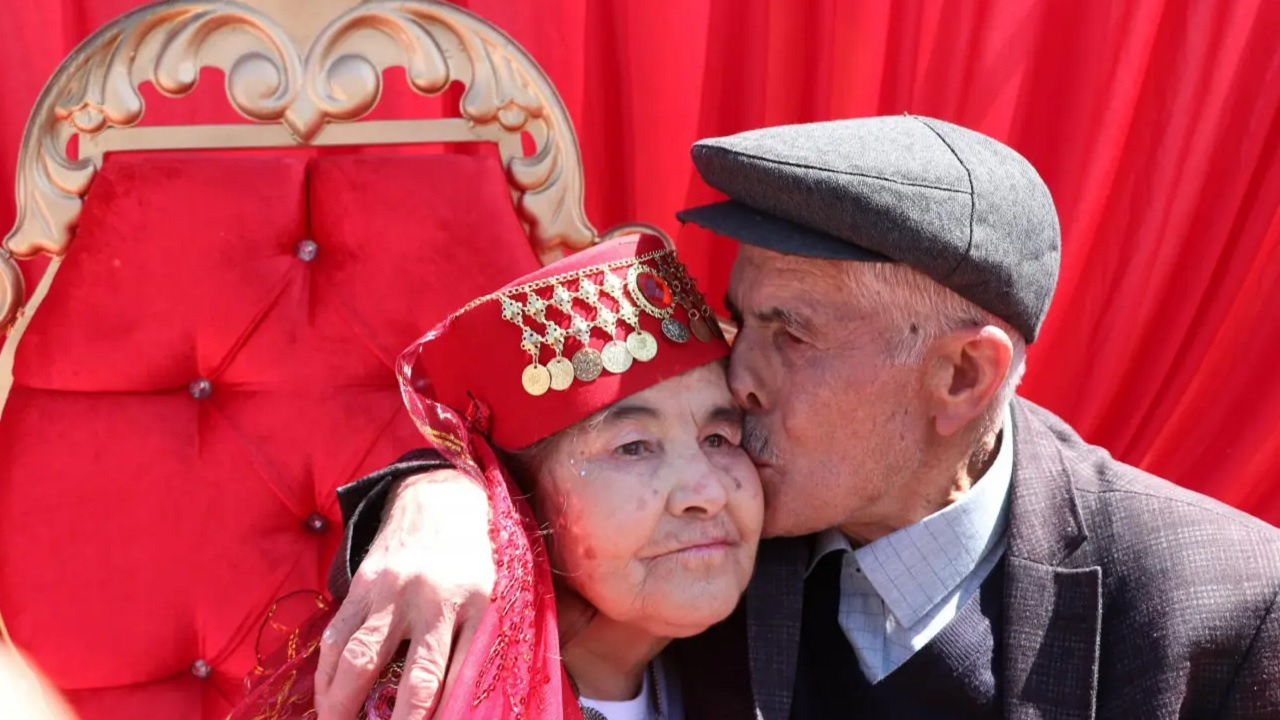 Burdur'da 69 yıllık hayal gerçek oldu: Emine Teyze'nin kına gecesi huzurevinde coşkuyla kutlandı!