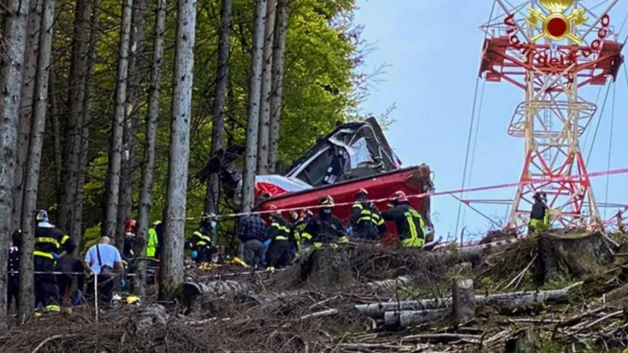 İtalya'da teleferik faciası! Metrelerce yüksekten düştü, 4 kişi öldü