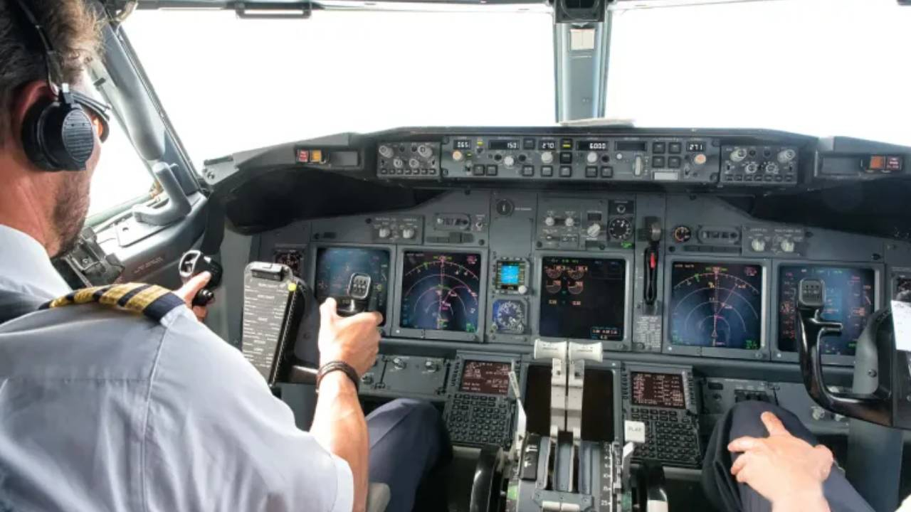 Ajet uçağında sigara içen yolcu pilotu çıldırttı, teker koyar koymaz gözaltına alındı