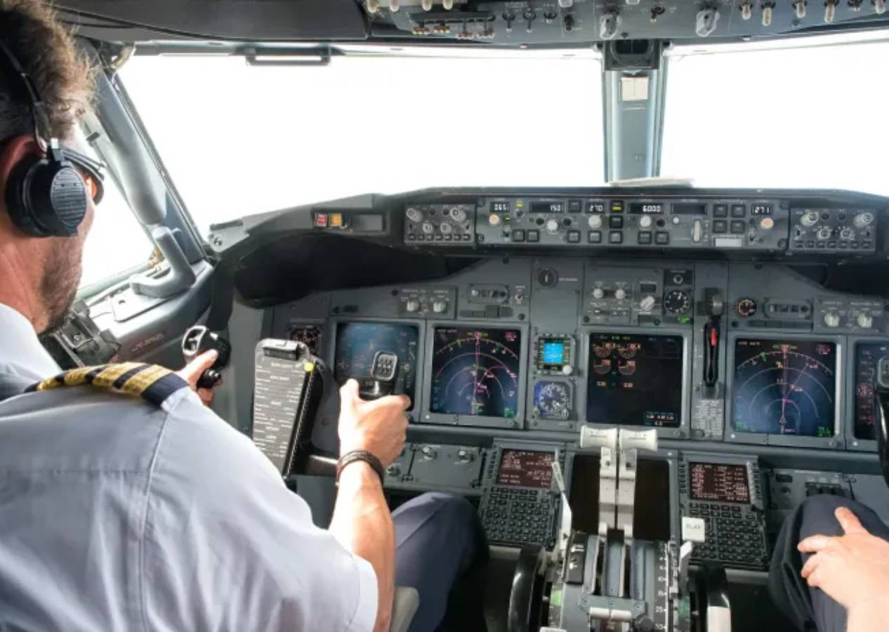Ajet uçağında sigara içen yolcu pilotu çıldırttı, teker koyar koymaz gözaltına alındı