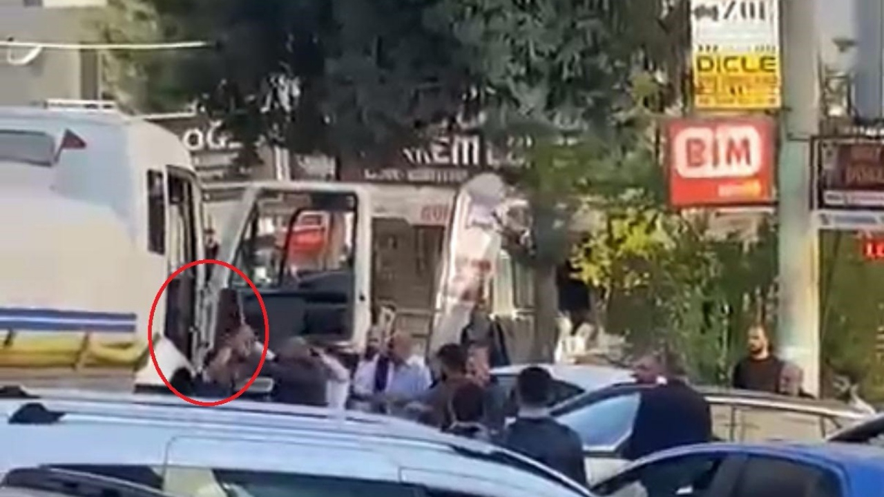 Mardin’de yol kavgası kamerada! Tanker sürücüsü kendi sopasıyla dayak yedi