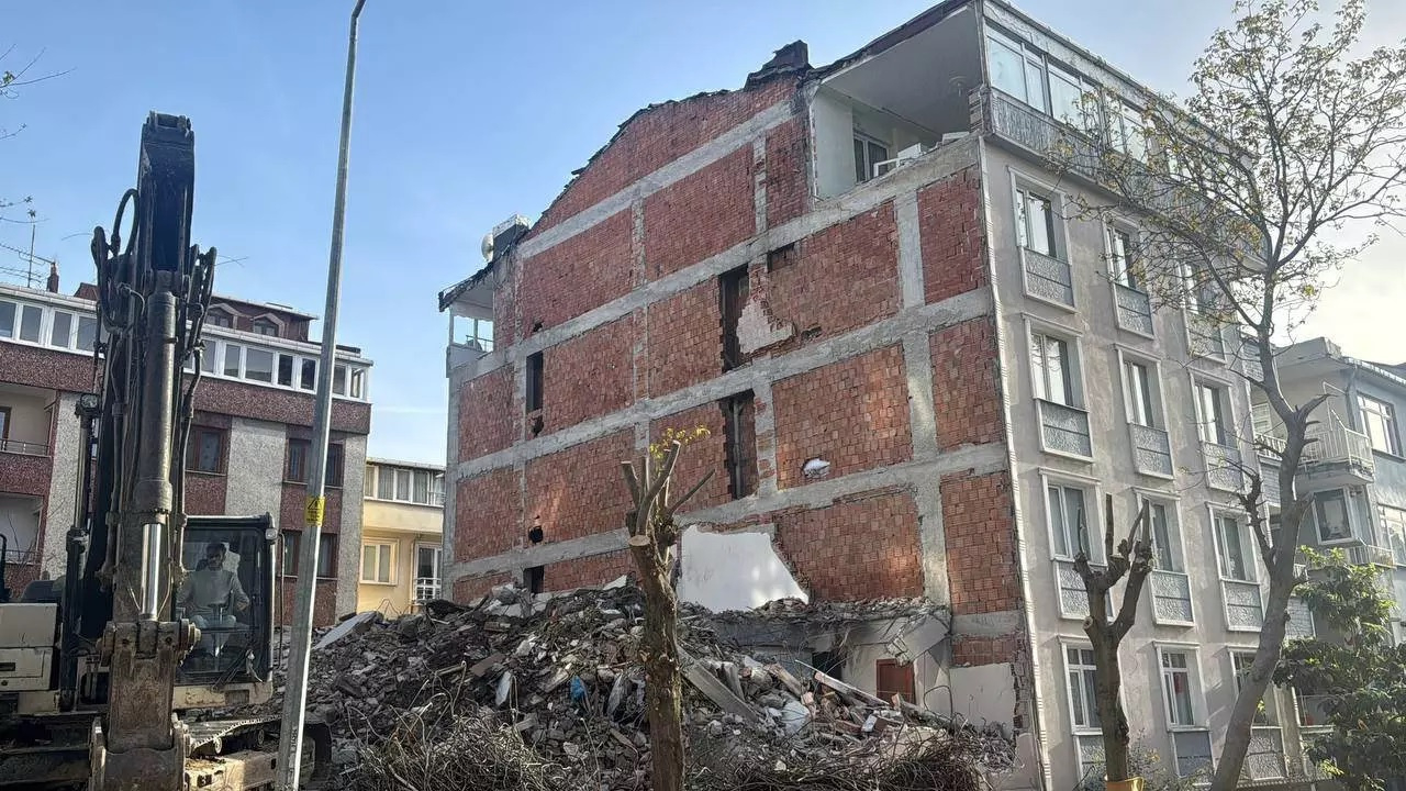 Avcılar'da şok eden manzara: Yıkılan bina yanındaki dairenin iki odası duvarsız çıktı!