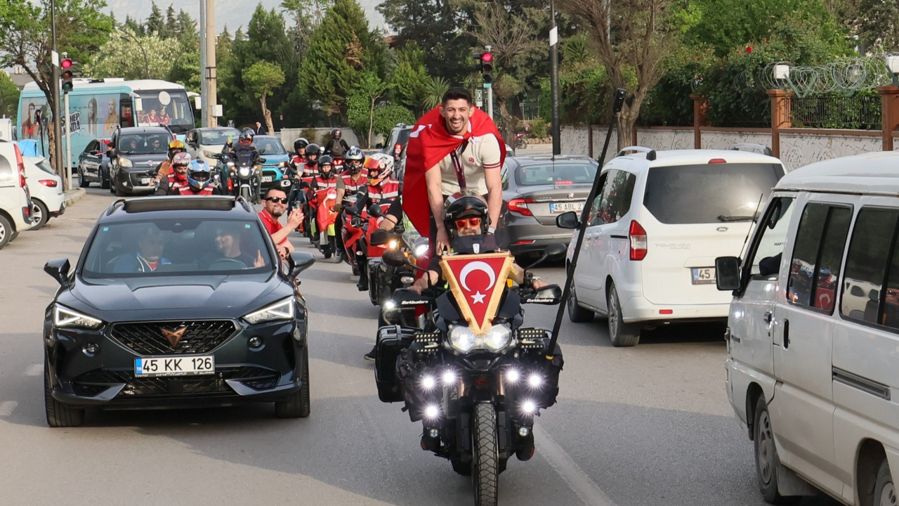 Avrupa şampiyonu milli güreşçi Kerem Kamal’a Manisa’da şehir turu