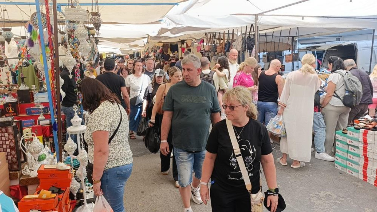 Manavgat Perşembe Pazarı’nda turist bereketi: Esnaf yeni sezondan umutlu
