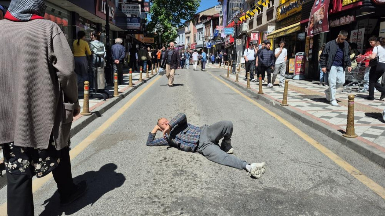 Bartın Şadırvan Caddesi’nde trafiğe kapatma denemesi: Güneşlenen genç ve top oynayan çocuklar dikkat çekti