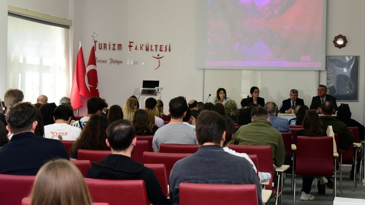 Kastamonu Üniversitesi’nde Turizm Haftası paneli: Turizm tüm yönleriyle masaya yatırıldı