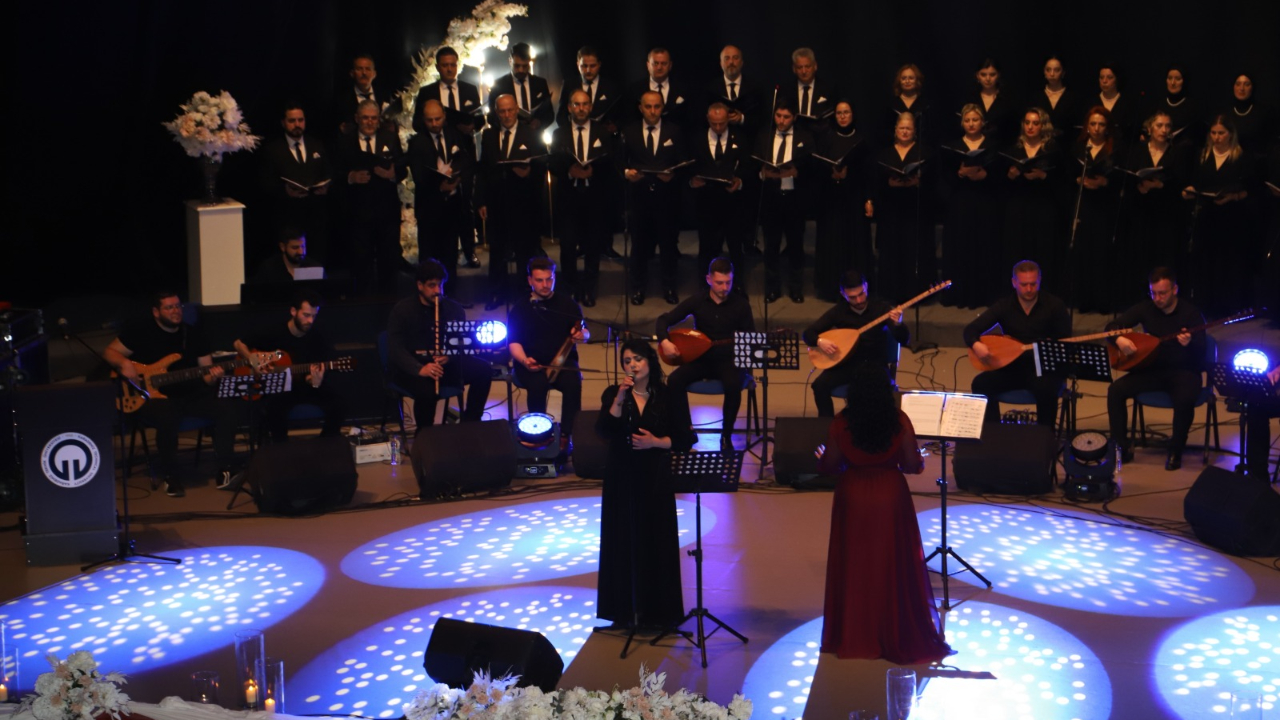 Şifadır Türküler... Trabzon'da sağlıkçılardan oluşan koro Türk halk müziği konseri verdi