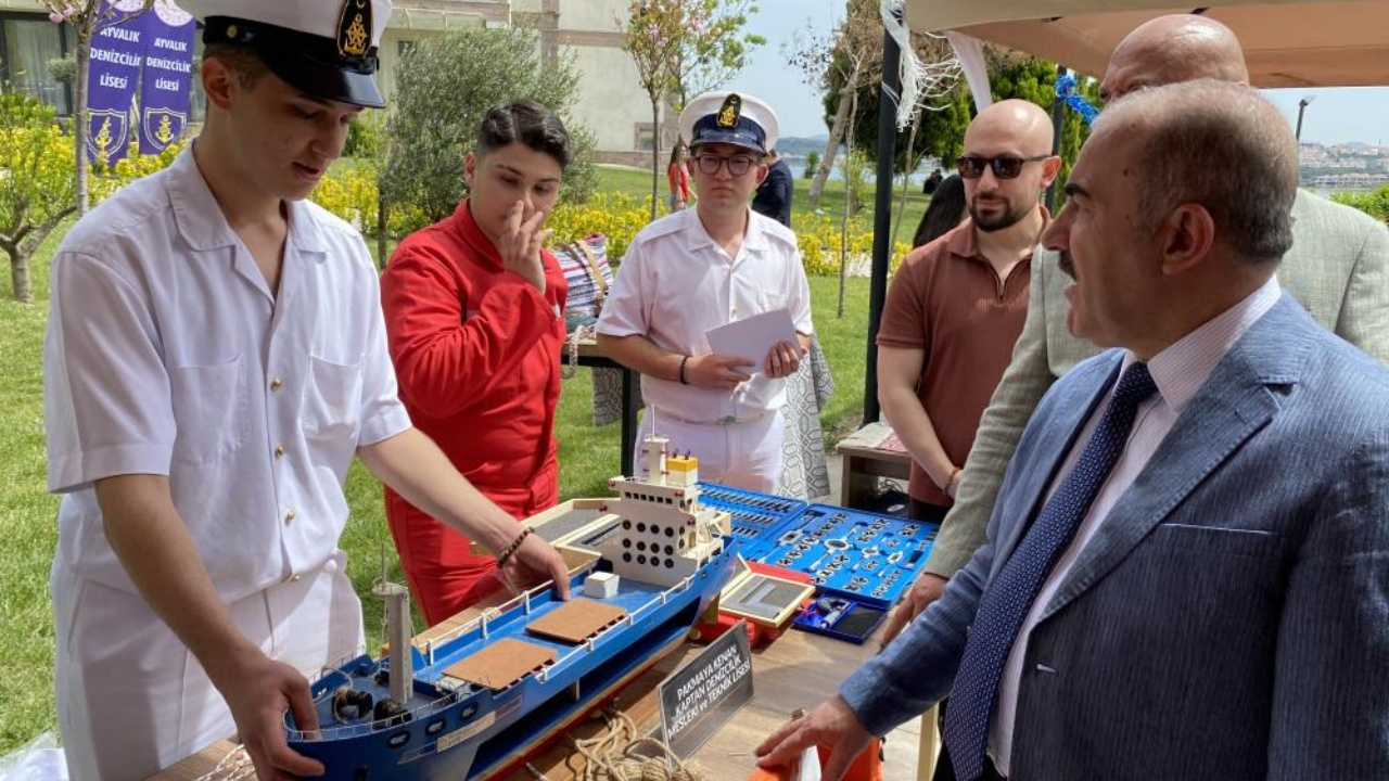 Ayvalık’ta “Kökler’den Balıkesir’e” projesi: Öğrenciler çevre ve deniz temalı eserleriyle parladı