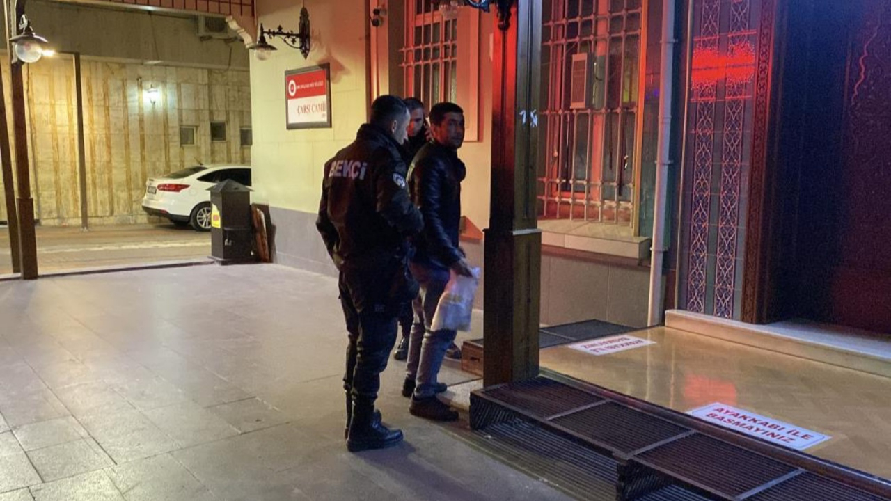 Eskişehir Çarşı Camii’nde namaz sonrası kilit dramı: Uyuyakalan adamı bekçiler kurtardı