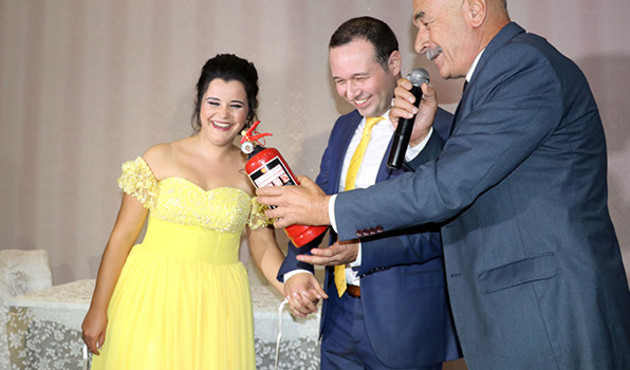 Nişan töreninde geline yangın söndürme tüpü hediye edildi!