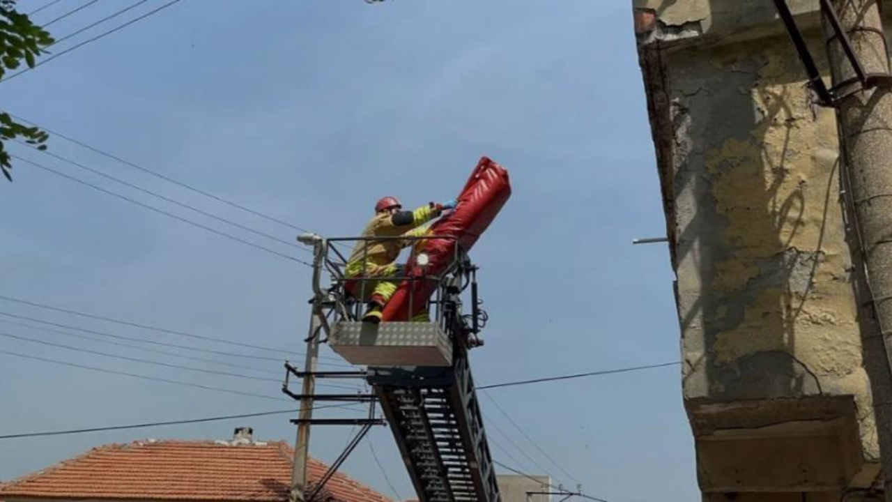 Kırkağaç’ta güvercin uçururken elektrik faciası: Çatıda elektrik akımına kapıldı