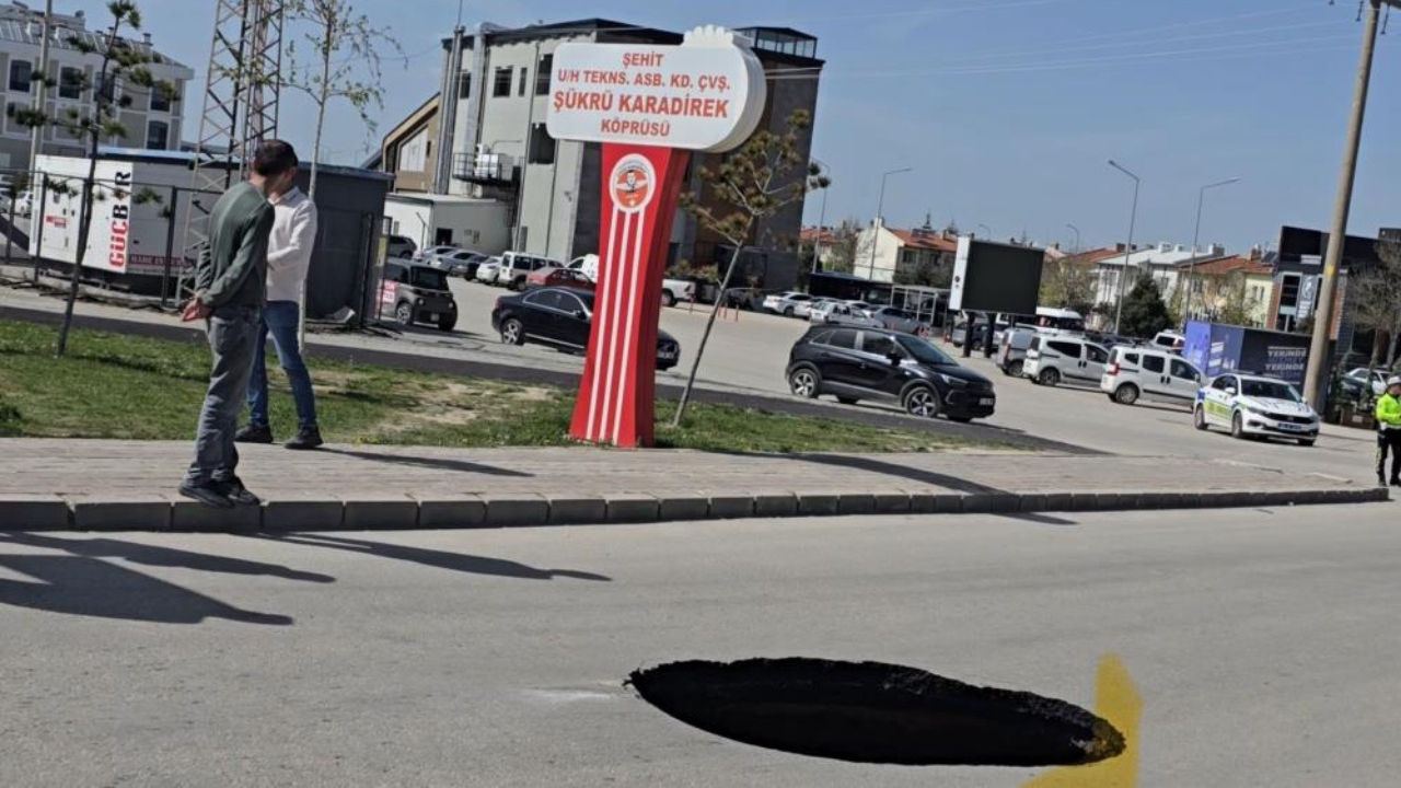 Afyonkarahisar’da şok görüntü: Asfalt yol çöktü, 3 metrelik çukur oluştu