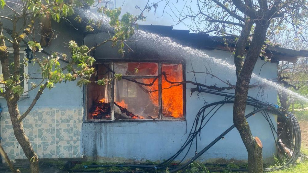 Sındırgı’da ev yangını korkuttu, itfaiye hızlı müdahaleyle söndürdü