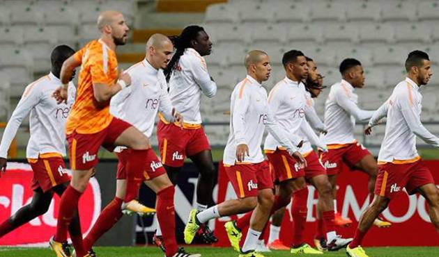 Galatasaraylı futbolcular taraftarı selamlamadı!