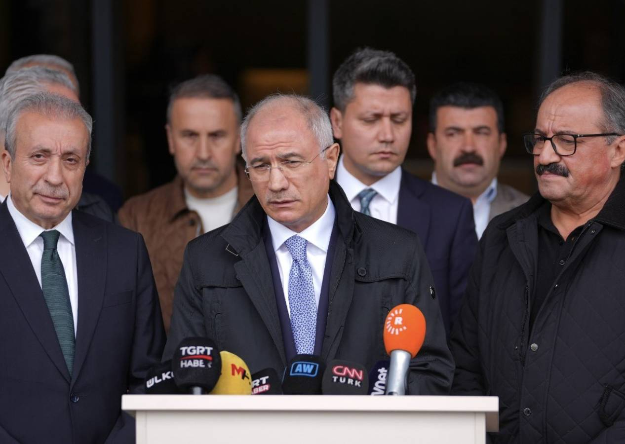 Efkan Ala, Sırrı Süreyya Önder'i hastanede ziyaret etti: Aldığımız bilgiye göre stabil durumu devam ediyor