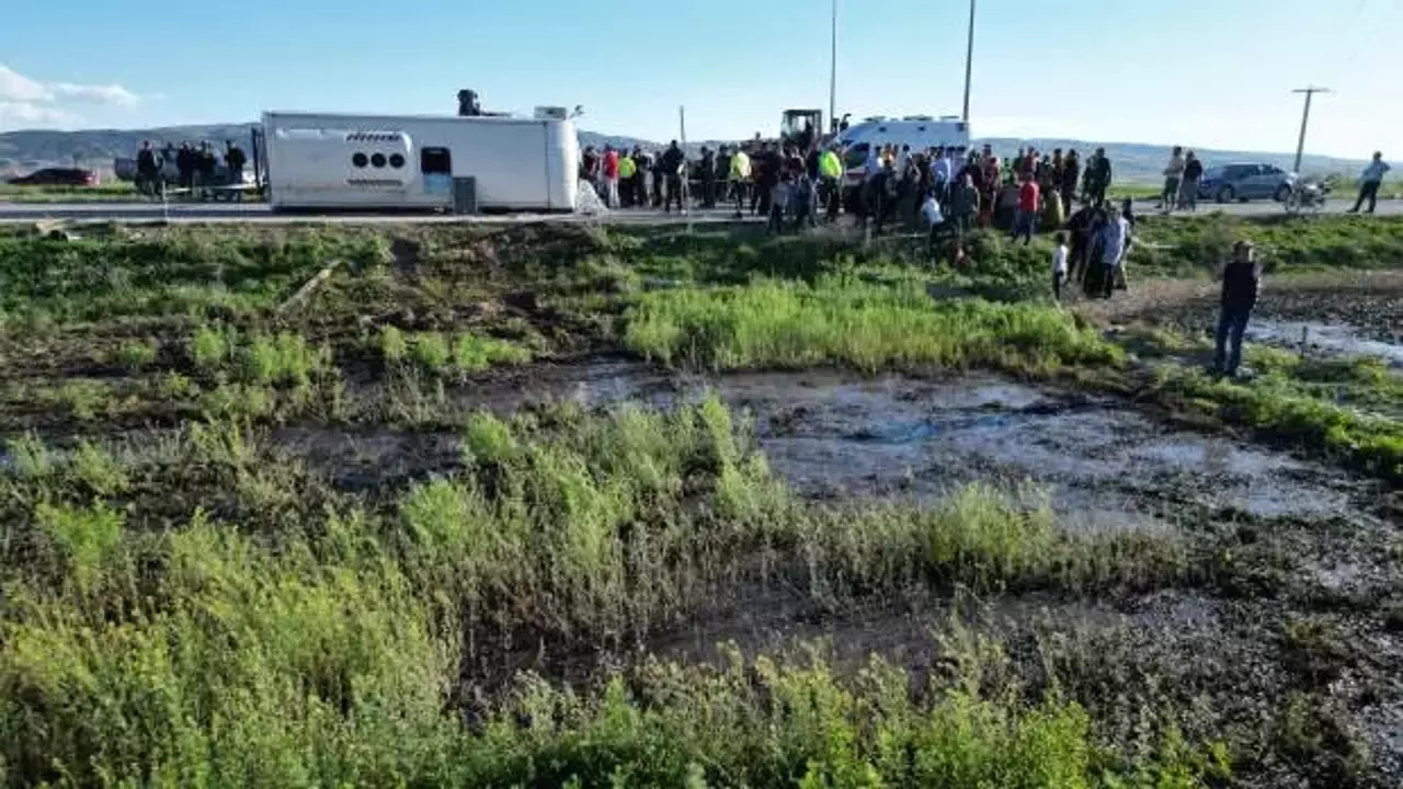 Afyonkarahisar'da midibüs ile otomobil çarpıştı: 12 kişi yaralandı...