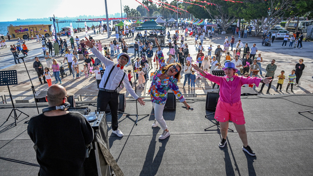 Uluslararası Mersin Çocuk Festivali’, Özgecan Aslan Barış Meydanında başladı