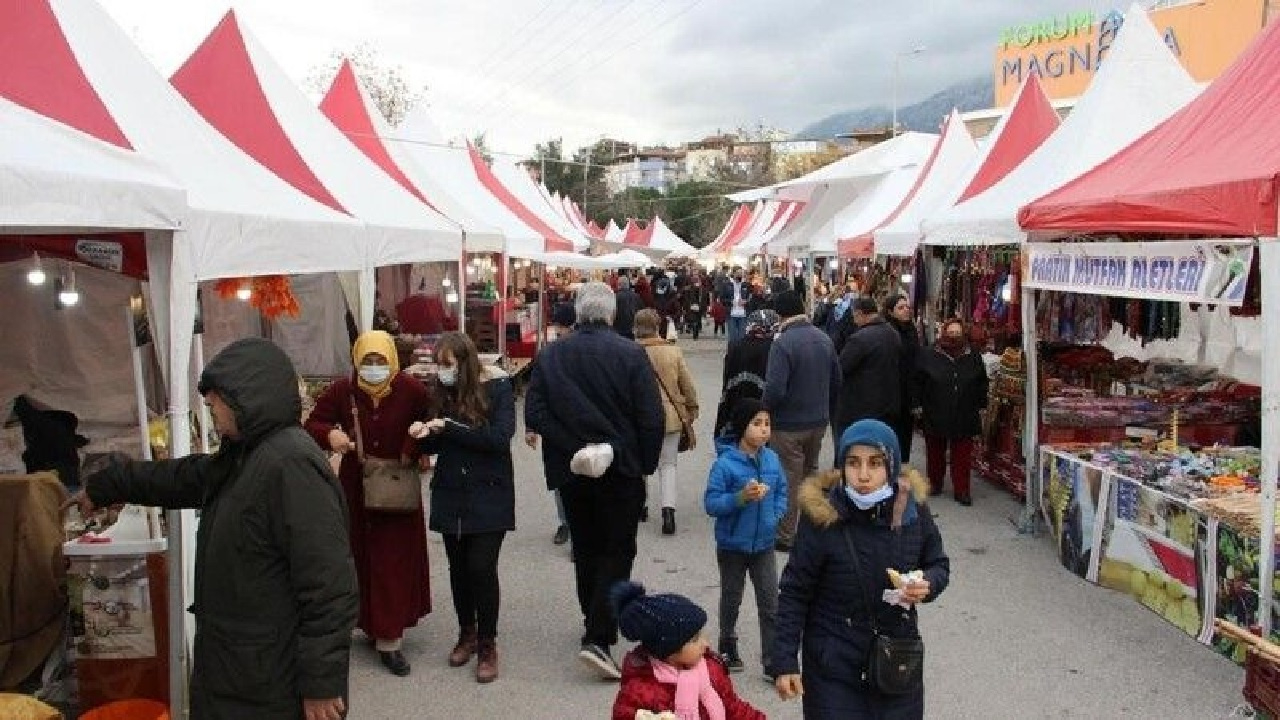 Manisa'da vatandaşlara 2 ton hamsi dağıtıldı