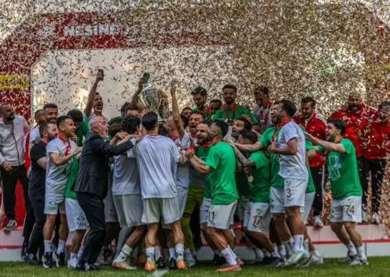 Bursaspor'un şampiyonluk kutlamasına rekor katılım: Kupayı kaldırdılar