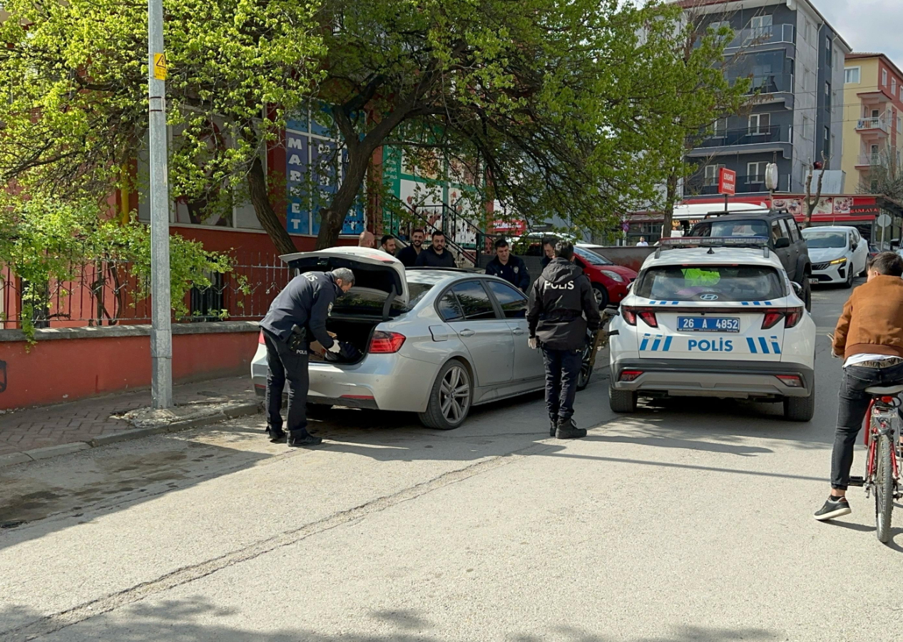 'Dur' ihtarına uymadı: 24 bin lira ceza kesilen sürücünün aracından uzun namlulu silah çıktı...