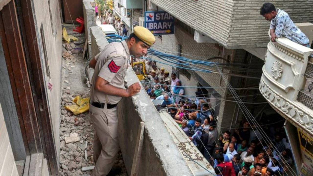 Delhi'de 4 katlı binanın çökmesi sonucu ölenlerin sayısı 11'e yükseldi