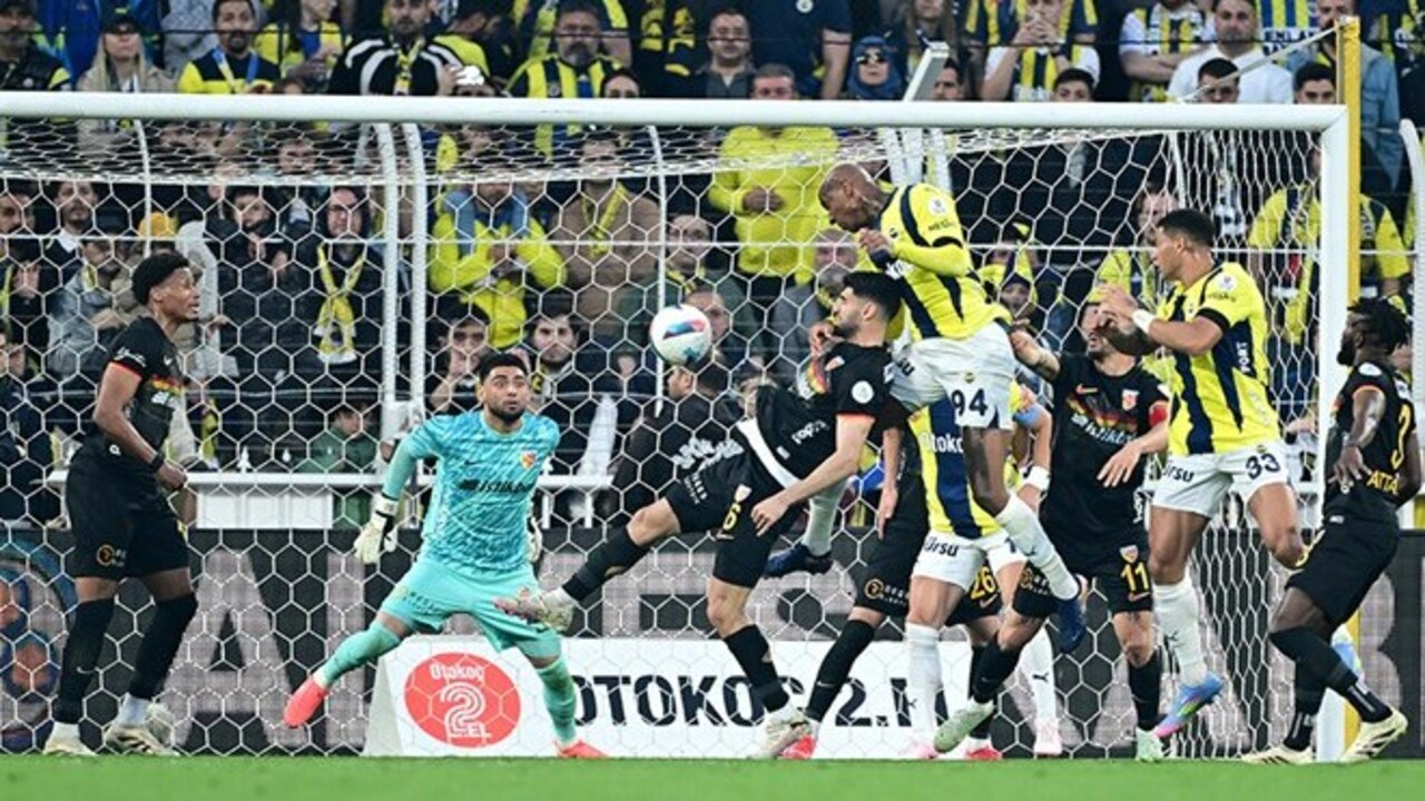 Fenerbahçe tribünlerinden ilk 11'e dönen Diego Carlos'a büyük tepki