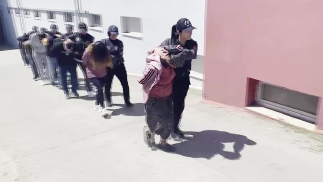 Adana’da zehir tacirlerine büyük darbe: 52 tutuklama, 408 kilo bonzai ham maddesi ele geçirildi