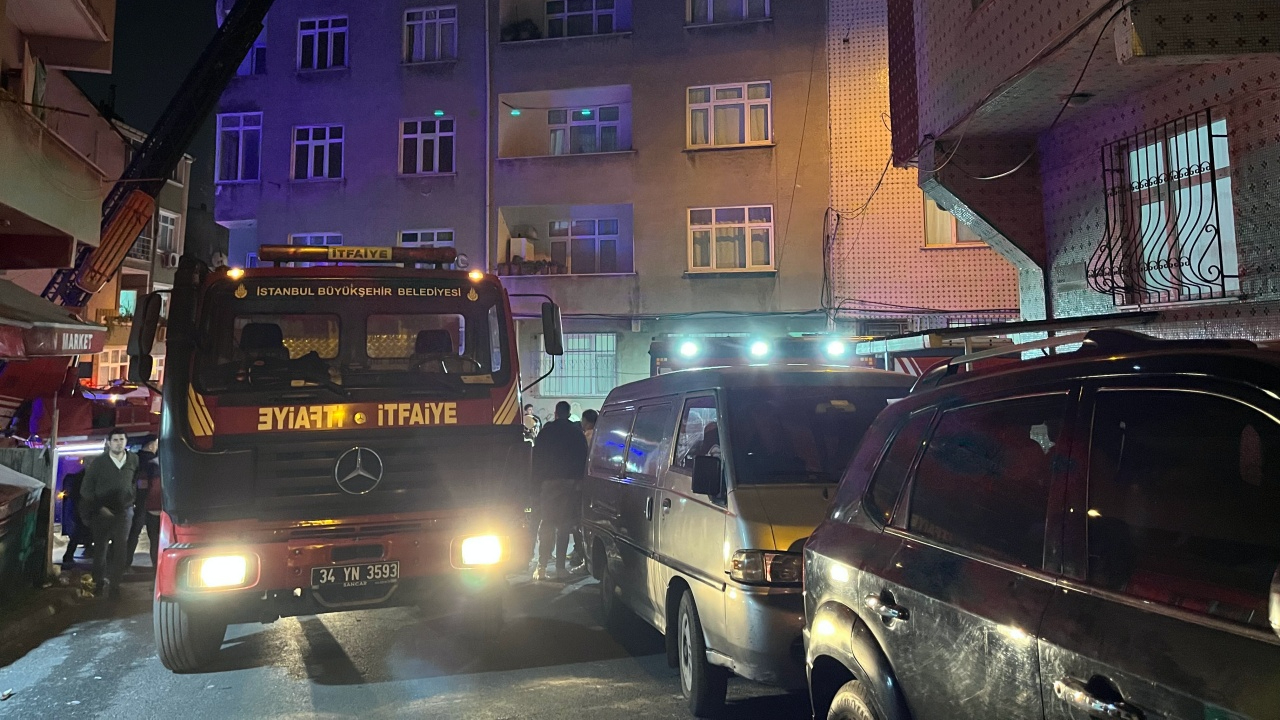 Esenler’de korkutan yangın! 4 katlı binanın çatısı alev alev yandı