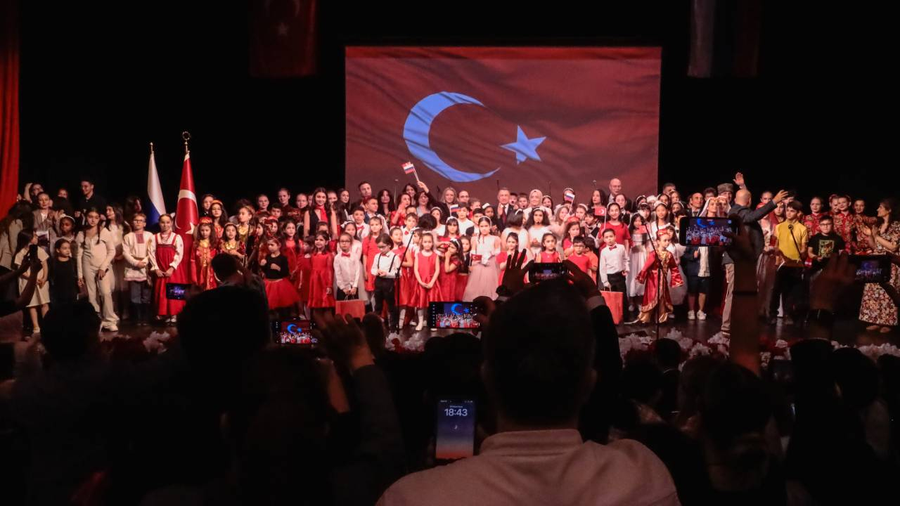Rusya'da 15 ülkeden çocukların katılımıyla 23 Nisan Ulusal Egemenlik ve Çocuk Bayramı kutlandı