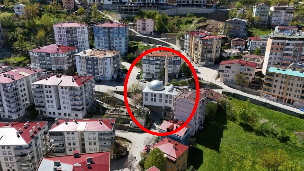 Türkiye'de eşi benzeri yok... Artvin’in “Ayaklı Camisi”: Altından yol geçen mimari harika